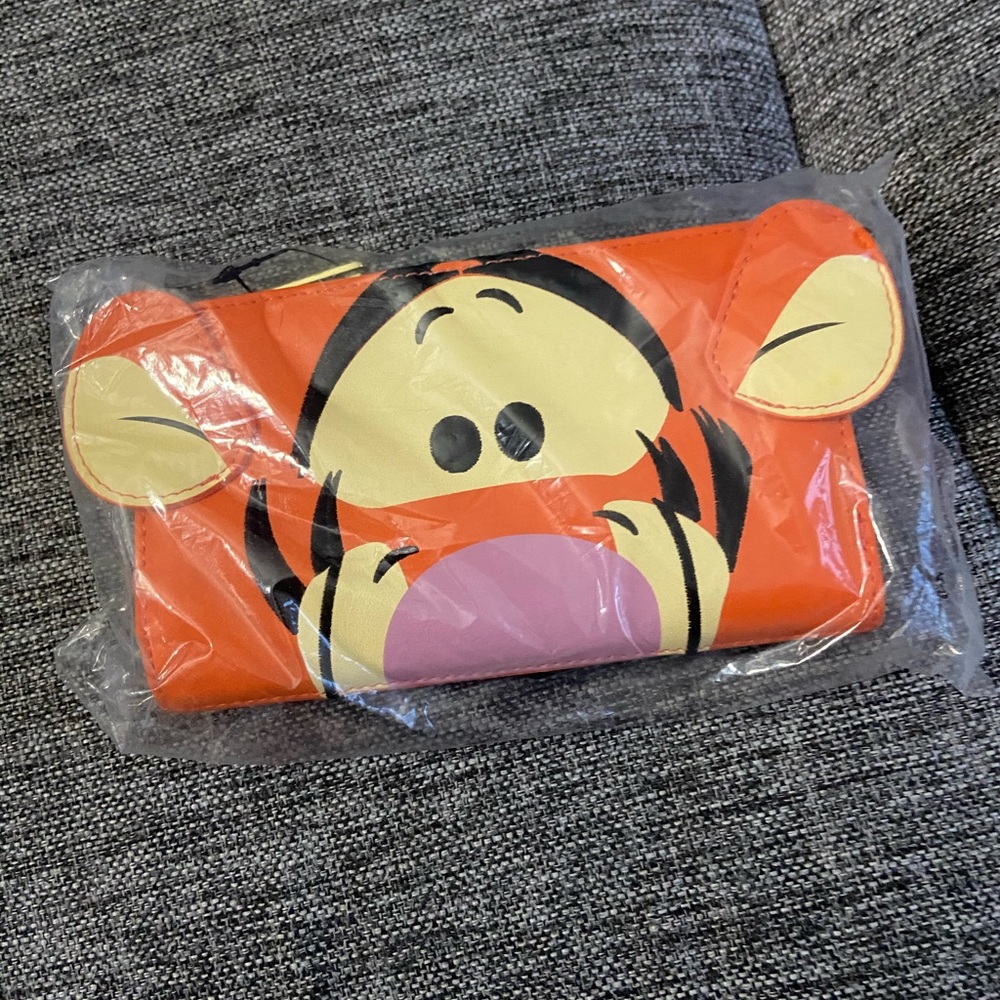 Tigger loungefly (wallet)